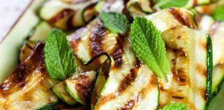 Ho unito le zucchine ai cetrioli e ho fatto un contorno estiva da paura, leggero e gustoso al contempo solo 150 Kcal