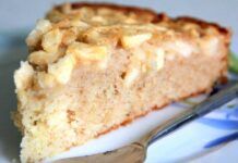 In estate non può mancare la torta di mele ma l'aggiunta delle pesche la rende irresistibile e unica