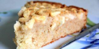 In estate non può mancare la torta di mele ma l'aggiunta delle pesche la rende irresistibile e unica