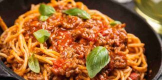 La pasta al ragù la faccio così, direttamente in padella e in pochi minuti è a tavola, la ricetta furba per contrastare il caldo