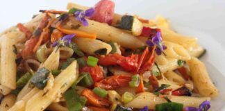 La pasta all'ortolana la spesso in estate tanto non mi fa ingrassare e sono sempre in forma! Solo 180 Kcal