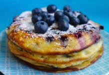 Frittelle ai mirtilli per merenda, sono così morbide che si sciolgono direttamente in bocca - RicettaSprint