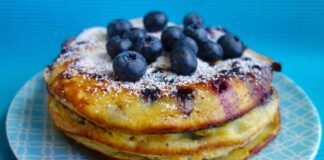 Frittelle ai mirtilli per merenda, sono così morbide che si sciolgono direttamente in bocca - RicettaSprint