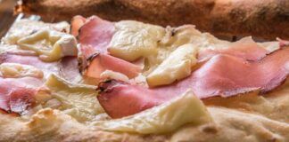 Ma quale pizza fai la focaccia con speck e formaggi la ricetta TOP che lascerà tutti di stucco