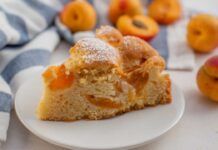 Metto tutto nel frullatore verso nello stampo aggiungo le albicocche e metto in forno, la colazione ha tutta un'altra storia