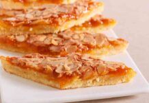 Non avevo uova, farina, lievito e zucchero, ma solo albicocche e mandorle e devo dire che ho servito un dolcetto irresistibile