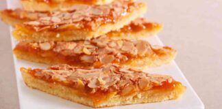 Non avevo uova, farina, lievito e zucchero, ma solo albicocche e mandorle e devo dire che ho servito un dolcetto irresistibile