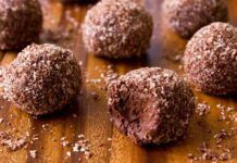 Stasera invita pure i tuoi amici, in 5 minuti prepari delle praline al cioccolato e frutta spaziali Stasera invita pure i tuoi amici, in 5 minuti prepari delle palline di cioccolato alla banana che soddisfano tutte le esigenze!
