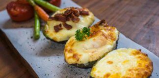 Prendi 4 zucchine tonde tagliale e farciscile metti in forno e servi un contorno ricco e super filante