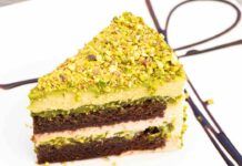 Preparo una torta al cioccolato, pistacchio e panna solo 220 kcal mangialo tanto non metti un grammo