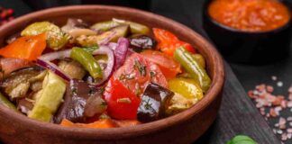 Se sei a dieta non puoi che mangiare questa ratatouille estiva, leggera e salutare solo 150 kcal