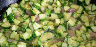 Con due zucchine e una cipolla ho fatto la cena per tutta la famiglia - RicettaSprint