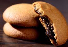 Non preparo nessun impasto per questi golosi biscotti farciti, con questo trucchetto mi servono solo 3 ingredienti e accontento tutti