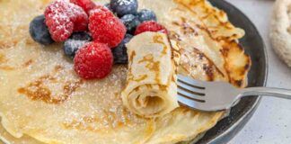 Preparo le crepes in modo diverso, la ricetta con 3 vasetti si fa senza bilancia: morbide, elastiche e buone con qualunque farcia