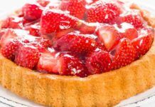 Con le fragole del mio giardino ho fatto la torta dei sogni, una soffice crostata che sembra uscita dalla migliore pasticceria!