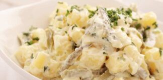 Non sai cosa cucinare oggi? Prepara una bella insalata di patate, ma ci devi aggiungere straccetti di pollo e salsa alla greca sarà perfetta!