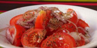 Puoi preparare una bella insalata di pomodori mantenendo solo 200 kcal, da quando la faccio così la mangio un giorno si e l'altro no
