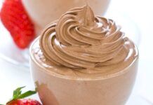 La mia colazione dell'estate è questa golosa mousse al cacao, tranquilla per la prova costume per farla ti serve solo l'acqua!