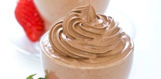 La mia colazione dell'estate è questa golosa mousse al cacao, tranquilla per la prova costume per farla ti serve solo l'acqua!
