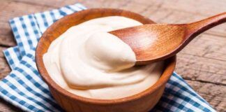 Bastano 2 tazze di latte e la panna da cucina la fai a casa: se ti dimentichi di comprarla ecco la soluzione low cost per farla in 5 minuti