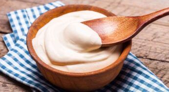 Bastano 2 tazze di latte e la panna da cucina la fai a casa: se ti dimentichi di comprarla ecco la soluzione low cost per farla in 5 minuti