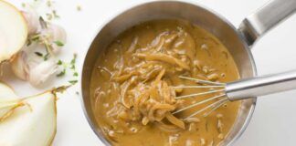 Salsa cremosa di cipolle: delicata e gustosa, sulle tartine è fantastica e gli aperitivi li accompagna alla perfezione