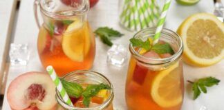 Basta avere in frigo limoni e pesche per preparare un aperitivo rinfrescante e gustoso, quello che preparo a casa è tutta un'altra cosa