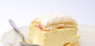 Cremosa in sfoglia, una torta al cucchiaio sfiziosa e veloce: porterai un dessert a tavola stasera particolare e golosissimo