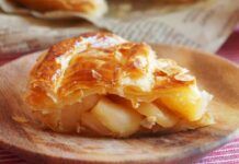 Invece della solita torta di mele, perchè non la prepari così? Ti serve solo un rotolo di pasta sfoglia e la merenda sarà pazzesca