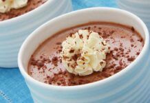 Questo goloso dessert di avena e cioccolato ne mangio pure due porzioni, Ti preoccupi della bilancia? Ma no: solo 120 kcal di golosità per uno spuntino sfizioso e freschissimo adatto soprattutto per l'estate!