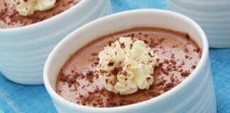 Questo goloso dessert di avena e cioccolato ne mangio pure due porzioni, Ti preoccupi della bilancia? Ma no: solo 120 kcal di golosità per uno spuntino sfizioso e freschissimo adatto soprattutto per l'estate!