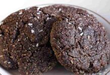 Non saranno belli da vedere ma questi biscotti brutti diventeranno i tuoi preferiti: solo 3 ingredienti e golosità extra da 40 kcal