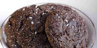 Non saranno belli da vedere ma questi biscotti brutti diventeranno i tuoi preferiti: solo 3 ingredienti e golosità extra da 40 kcal