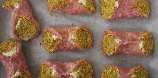 Questi non sono i soliti cannoli dolci, ma un mix favoloso di carne mortadella e pistacchio che ti regala aperitivi e cene da gourmet