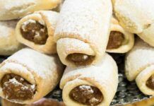 Nessuno sa resistere ai miei cannoli di frolla al Rocher: è decisamente lo spuntino delle domeniche in compagnia da fare in un lampo