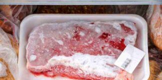 Carne diventata nera dentro il frigo, è davvero sicura mangiala? Ecco cosa succede - RicettaSprint