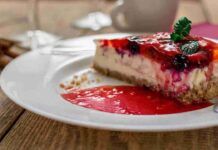 La cheesecake ai lamponi la faccio solo quando è caldo così: mi rinfresca e non mi appesantisce, la mia ricetta è senza burro Cheesecake ai lamponi