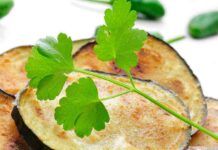 Non sono fritte e nemmeno impanate, le mie chips di melanzane: solo 60 kcal a porzione, vanno via come il pane Chips di melanzane