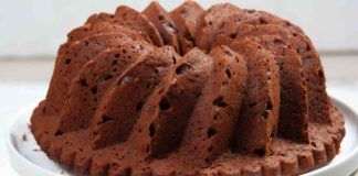 Ciambella al cioccolato morbidissima, il segreto sono albumi montati e yogurt da quando lo preparo così la colazione è sempre favolosa