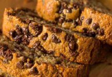 Con il mascarpone che sta per scadere preparare questo irresistibile plumcake mettici anche le gocce di cioccolato faranno doppietta