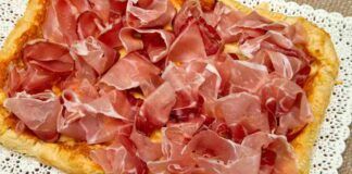 Con meno di 5 euro prepari la pizza a tutta la famiglia ti basta la pasta sfoglia e pochi ingredienti per un risultato sorprendente