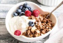 Una soffice crema allo yogurt tanta frutta e i cereali che ti piacciono, per una colazione fresca e buona anzi, esagerata!