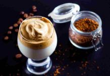 Crema fredda al caffè con l'acqua