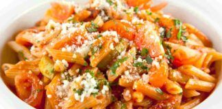 Ho aperto il frigo e con quello che avevo mi sono inventata questo piatto di pasta, 10 minuti ed era in tavola