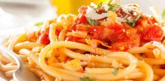 Ho fatto la pasta al pomodoro fresco, ma avevo della pancetta da smaltire e l'ho aggiunta, 10 minuti ed era in tavola