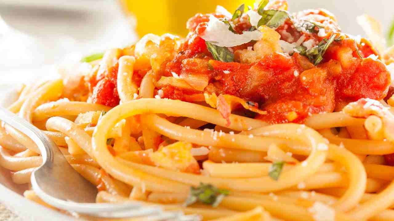 Ho fatto la pasta al pomodoro fresco, ma avevo della pancetta da smaltire e l'ho aggiunta, 10 minuti ed era in tavola