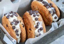 Ho provato a fare gli ice-cream cookies a casa dopo che li ho assaggiati in gelateria e sono pure più buoni, niente gelatiera gusto WOW!