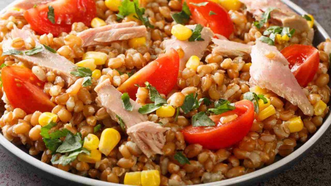 Insalata di farro con tonno e pomodori ecco il piatto del giorno buono ...