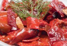 Insalata di peperoni è quello che ci vuole con questo caldo torrido, la ricetta ideale per chi non li digerisce mai! Insalata di peperoni è quello che ci vuole con questo caldo torrido, la ricetta ideale per chi non li digerisce mai!