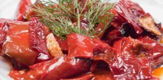 Insalata di peperoni è quello che ci vuole con questo caldo torrido, la ricetta ideale per chi non li digerisce mai!